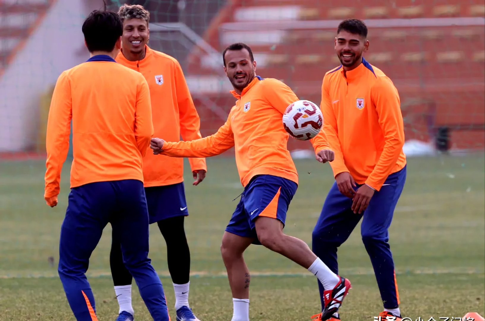 包含清晨体能课后，莱比锡调整名单备战德国杯，气氛紧张，身体对抗强度拉满的词条