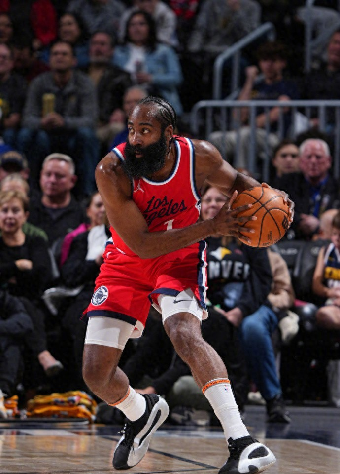 冲刺阶段NBA常规赛焦点战；休斯敦火箭门线救险；更衣室稳定；球队文化再被提及的简单介绍