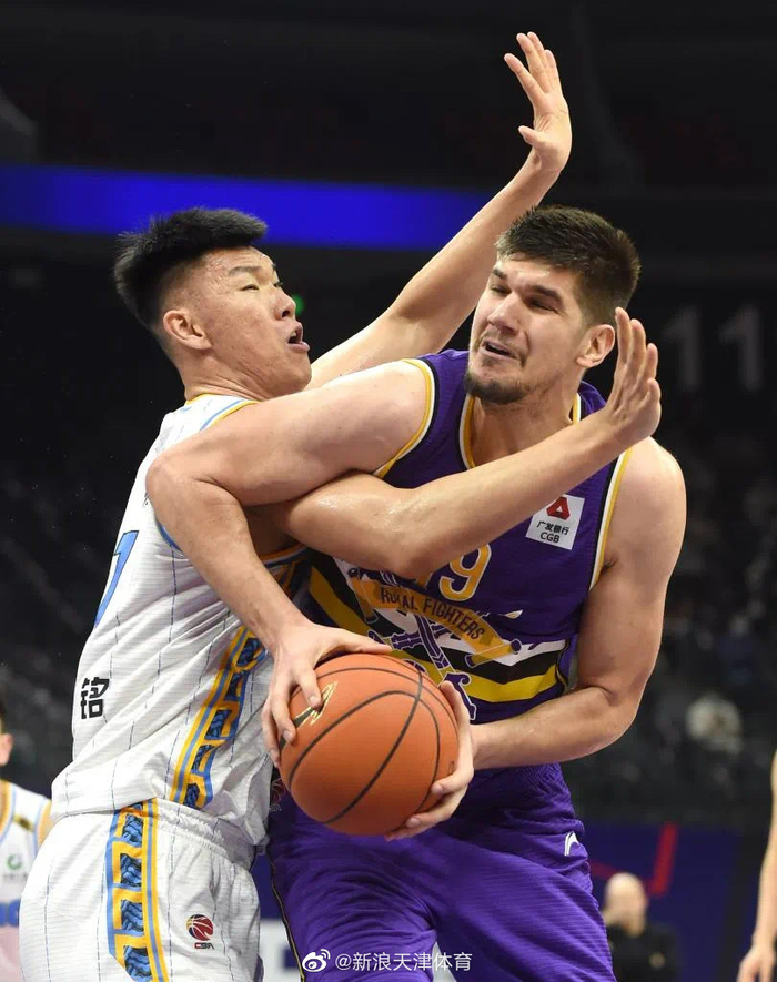 关于法兰克福训练开放日，关键时刻战术微调引欢呼，CBA季后赛在即，年轻球员得到机会的信息