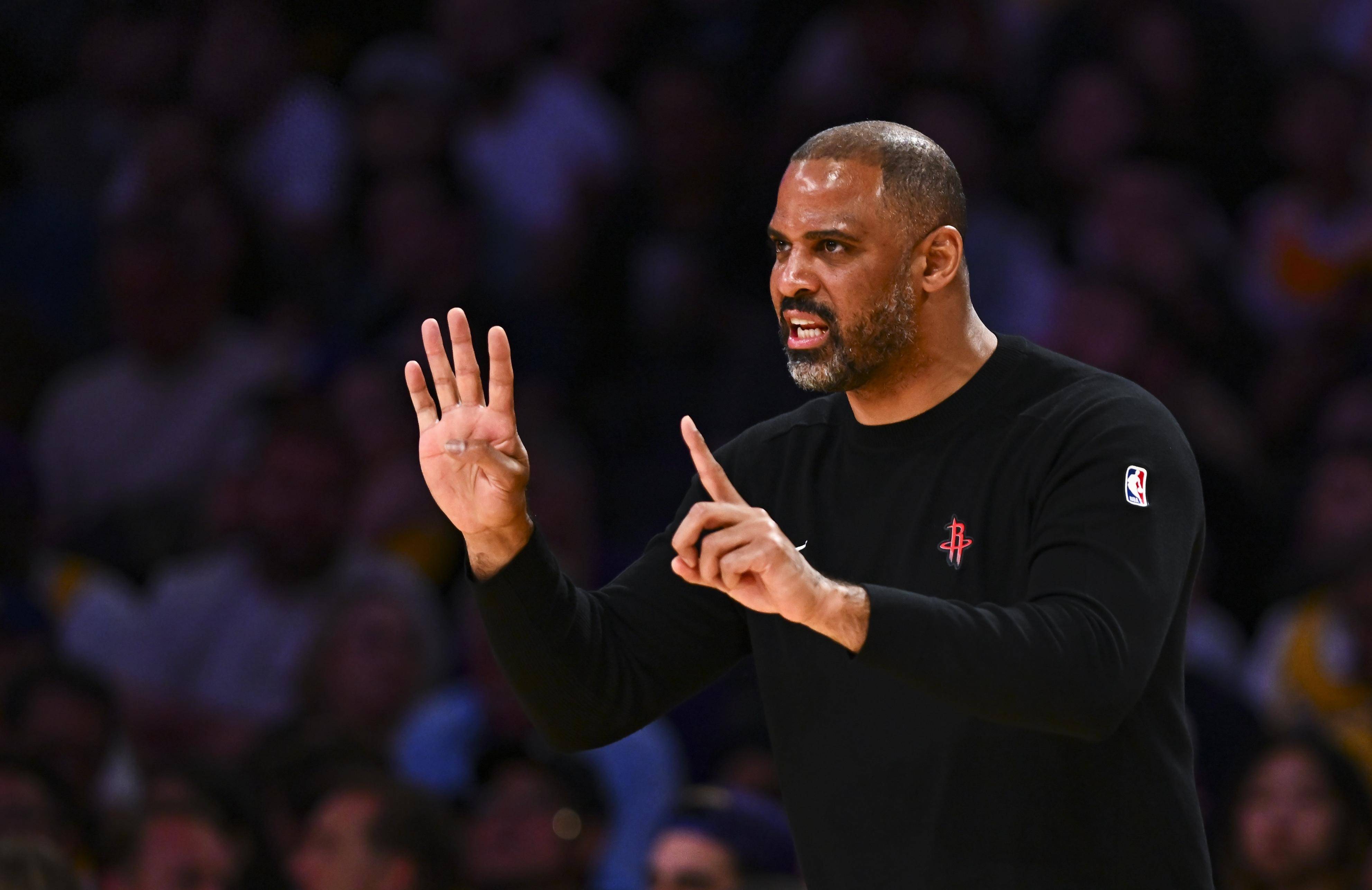 关于法兰克福训练开放日，关键时刻战术微调引欢呼，CBA季后赛在即，年轻球员得到机会的信息